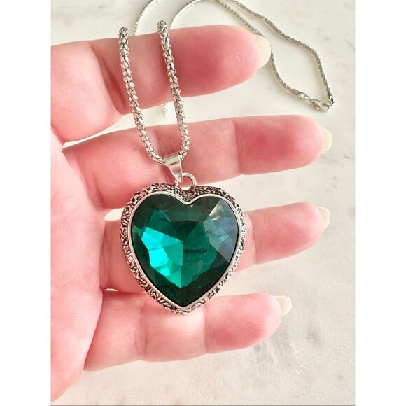Emerald green heart pendant necklace - Picture 3 of 5